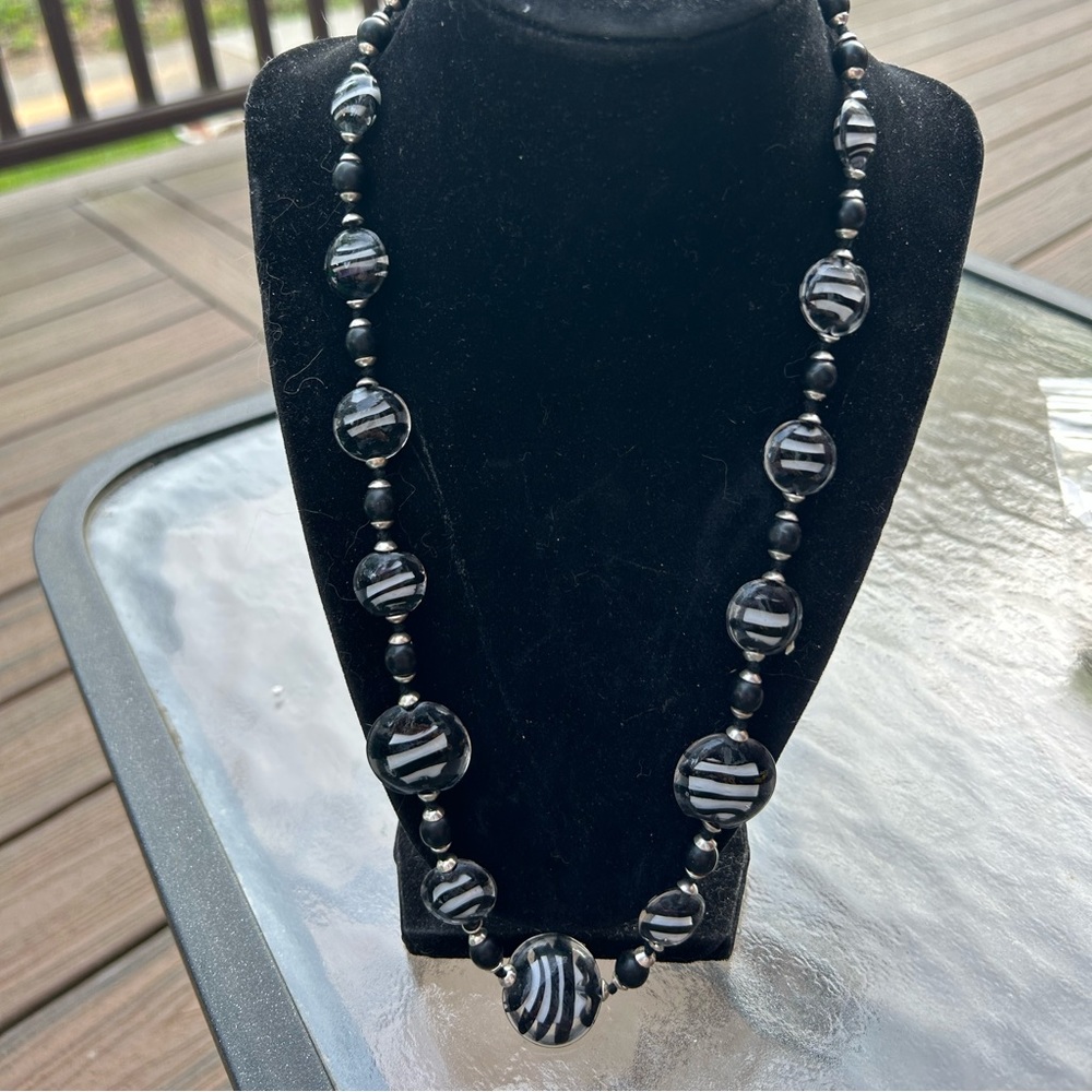NWOT Gorgeous Black & White Murano Beads Necklace